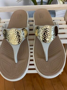 Womens Crocs Size 8 Sanrah Hammered Circle Wedge Flip Thong Sandals Oyster
Gold